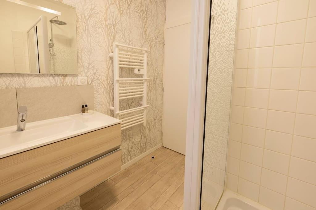 Le Cosy C - T2 Tout Equipe - Centre-Ville Gare Montluçon Eksteriør billede